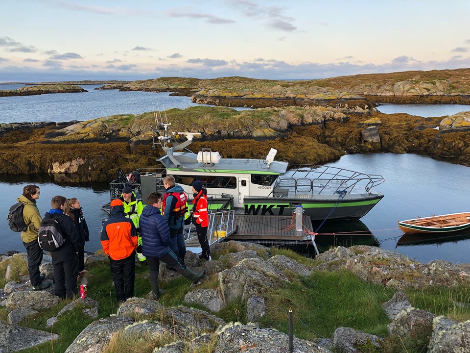 Øyhopping med hurtiggående passasjerbåt med stopp på Gjæsingen i Frøyas skjærgård, Øyrekka