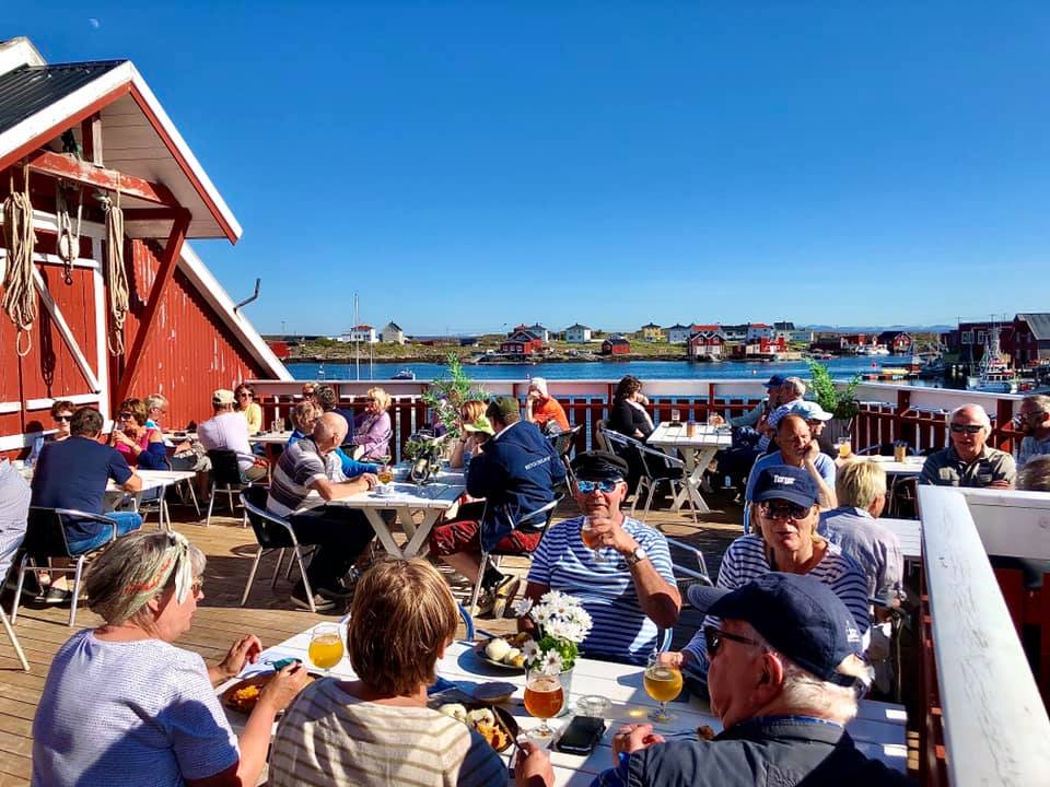 Uteservering på Terna Brygge på Sula i Øyrekka