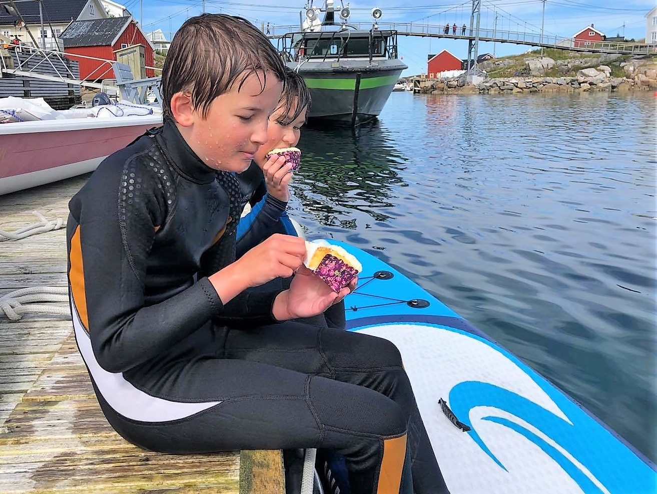 Sommerferie, vannaktiviteter og nye ferievenner på Bogøya, Frøyas skjærgård, Trøndelagskysten.