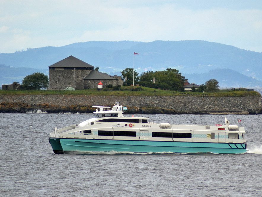 Kystekspressen ved Munkholmen på vei ut fra Trondheim