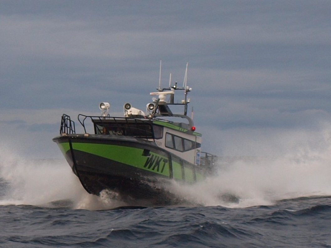 Hurtiggående charterbåt i Frøyas skjærgård, Øyrekka