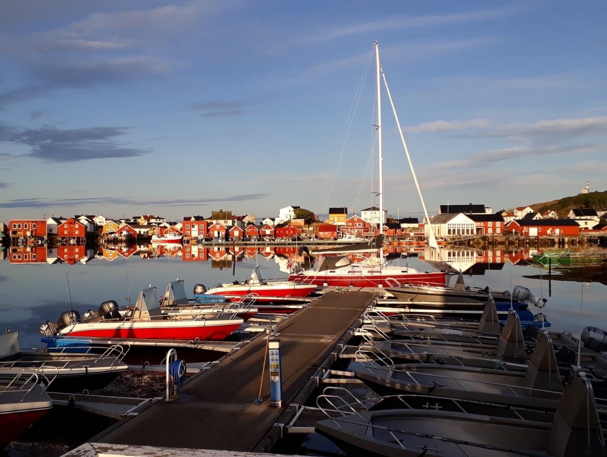 Utsikten fra Sula Rorbuer og Havhotell. Frøyas skjærgård, Øyrekka på Trøndelagskysten