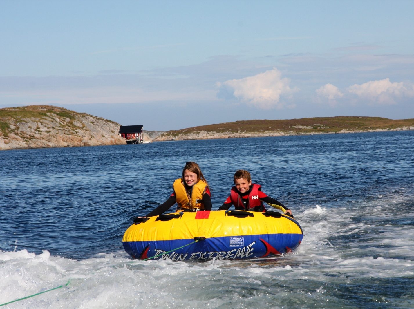 VAnnsport og tubekjøring. Norgesferie med barn i Frøyas skjærgård, Øyrekka på Trøndelagskysten