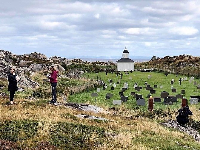 Værøy gravplass ved Sørburøya i Frøyas skjærgård, Øyrekka