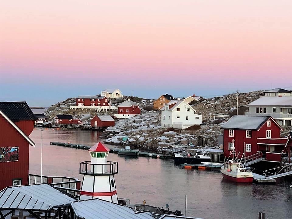 Øya Bogøyvær i Frøyas skjærgård i Trøndelag. Velkommen til vinterlig øyhopping og julehandel